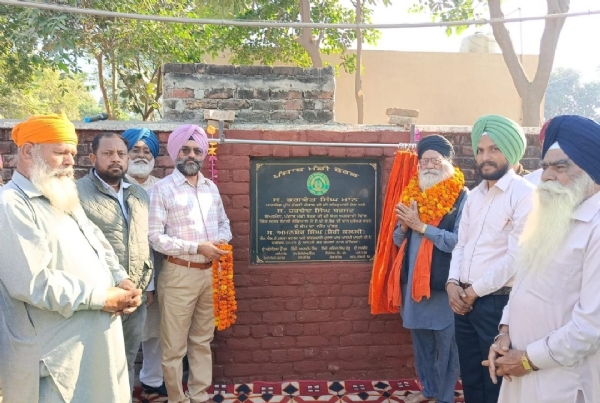 ਹਲਕਾ ਵਿਧਾਇਕ ਪਿੰਡ ਕੰਡਿਆਲ ਵਿਖੇ ਸਰਪੰਚ ਰਜਿੰਦਰ ਸਿੰਘ ਰੰਧਾਵਾ ਅਤੇ ਪਿੰਡ ਵਾਸੀਆਂ ਦੀ ਮੌਜੂਦਗੀ ਵਿੱਚ ਲਿੰਕ ਸੜਕ ਬਣਾਉਣ ਦਾ ਨੀਂਹ ਪੱਥਰ ਰੱਖਦੇ ਹੋਏ।