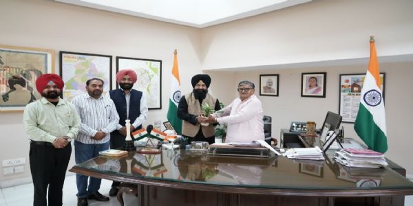 ਪੰਜਾਬ ਐਸ.ਸੀ. ਕਮਿਸ਼ਨ ਦੇ ਚੇਅਰਮੈਨ ਵੱਲੋਂ ਰਾਜਪਾਲ ਨਾਲ ਮੁਲਾਕਾਤ