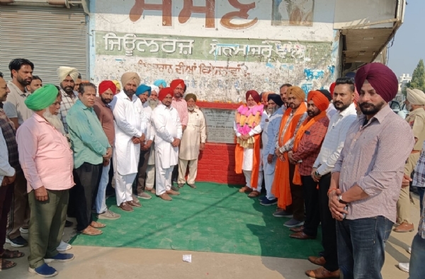 ਵਿਧਾਇਕ ਚੇਤਨ ਸਿੰਘ ਜੌੜਾਮਾਜਰਾ ਹਲਕਾ ਸਮਾਣਾ ਦੇ ਪਿੰਡ ਡਕਾਲਾ ਦੇ ਵਿਕਾਸ ਕਾਰਜਾਂ ਦੀ ਸ਼ੁਰੁਆਤ ਕਰਵਾਉਂਦੇ ਹੋਏ।