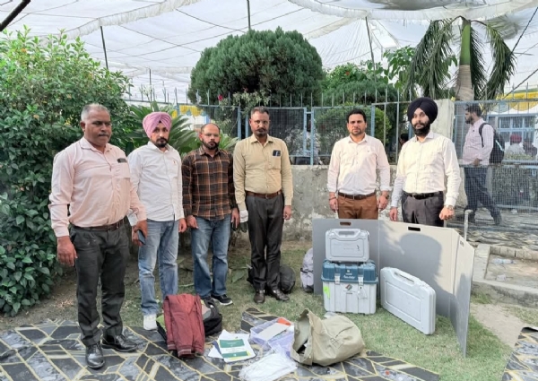 ਰਿਟਰਨਿੰਗ ਅਫ਼ਸਰ ਗੁਰਮੀਤ ਸਿੰਘ ਦੀ ਅਗਵਾਈ ਹੇਠ ਸਾਰੀਆਂ ਪੋਲਿੰਗ ਪਾਰਟੀਆਂ ਨੂੰ ਚੋਣ ਸਮੱਗਰੀ ਸਮੇਤ ਇੰਟਰਨੈਸ਼ਨਲ ਕਾਲਜ ਆਫ਼ ਨਰਸਿੰਗ, ਪਿੱਦੀ ਤੋਂ ਰਵਾਨਾ ਹੋਣ ਮੌਕੇ।