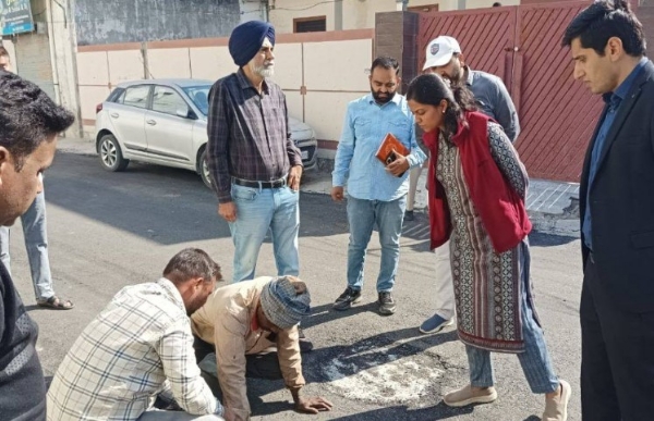 ਡਿਪਟੀ ਕਮਿਸ਼ਨਰ ਹੁਸ਼ਿਆਰਪੁਰ ਆਸ਼ੀਕਾ ਜੈਨ ਜ਼ਿਲ੍ਹੇ ’ਚ ਸੜਕਾਂ ਦੇ ਨਿਰਮਾਣ ਕਾਰਜ ਦਾ ਨਿਰੀਖਣ ਕਰਦੇ ਹੋਏ।