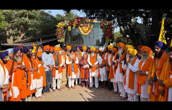 ਸ਼ਹੀਦੀ ਨਗਰ ਕੀਰਤਨ ਗੁਰਦੁਆਰਾ ਬੁਰਜ ਸਾਹਿਬ ਧਾਰੀਵਾਲ ਤੋਂ ਅਗਲੇ ਪੜਾਅ ਗੁਰਦੁਆਰਾ ਜਨਮ ਅਸਥਾਨ ਬਾਬਾ ਬੁੱਢਾ ਸਾਹਿਬ ਕੱਥੂਨੰਗਲ ਲਈ ਰਵਾਨਾ ਹੋਣ ਮੌਕੇ। ਸ਼ਹੀਦੀ ਨਗਰ ਕੀਰਤਨ ਗੁਰਦੁਆਰਾ ਬੁਰਜ ਸਾਹਿਬ ਧਾਰੀਵਾਲ ਤੋਂ ਅਗਲੇ ਪੜਾਅ ਗੁਰਦੁਆਰਾ ਜਨਮ ਅਸਥਾਨ ਬਾਬਾ ਬੁੱਢਾ ਸਾਹਿਬ ਕੱਥੂਨੰਗਲ ਲਈ ਰਵਾਨਾ ਹੋਣ ਮੌਕੇ।