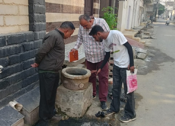 ਘਰ ਘਰ ਜਾ ਕੇ ਡੇਂਗੂ ਗਤੀਵਿਧੀਆਂ ਕਰਨ ਮੌਕੇ ਸਿਹਤ ਵਿਭਾਗ ਦੀ ਟੀਮ।