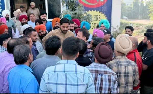 ਵਿਧਾਇਕ ਸ਼ੈਰੀ ਕਲਸੀ ਲੋਕ ਮਿਲਣੀ ਦੌਰਾ ਲੋਕਾਂ ਦੀਆਂ ਮੁਸ਼ਕਿਲਾਂ ਸੁਣਦੇ ਹੋਏ।