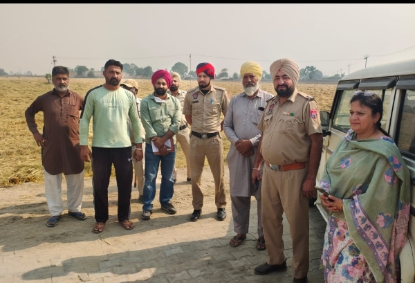 ਮੁੱਖ ਖੇਤੀਬਾੜੀ ਅਫਸਰ ਵੱਖ-ਵੱਖ ਪਿੰਡਾਂ ਦੇ ਕਿਸਾਨਾਂ ਨੂੰ ਪਰਾਲੀ ਨੂੰ ਅੱਗ ਨਾ ਲਗਾਉਣ ਦੀ ਅਪੀਲ ਕਰਦੇ ਹੋਏ।