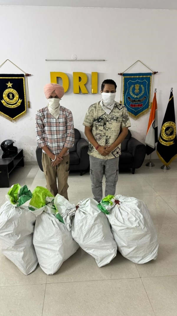 ਸਿੰਗਾਪੁਰ ਤੋਂ ਕਰੋੜਾਂ ਦੇ ਨਸ਼ੀਲੇ ਪਦਾਰਥ ਲੈ ਕੇ ਪਹੁੰਚੇ ਦੋ ਮੁਲਜ਼ਮ ਅੰਮ੍ਰਿਤਸਰ ਹਵਾਈ ਅੱਡੇ ਤੋਂ ਗ੍ਰਿਫ਼ਤਾਰ