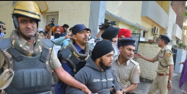 ਵਿਦਿਆਰਥੀ ਨੂੰ ਕਾਬੂ ਕਰਦੀ ਹੋਈ ਪੁਲਿਸ