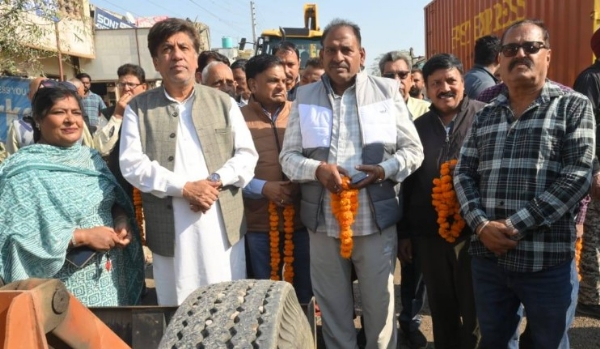 ਵਿਧਾਇਕ ਬ੍ਰਹਮ ਸੰਕਰ ਜ਼ਿੰਪਾ ਰਾਸ਼ਟਰੀ ਰਾਜਮਾਰਗ ਦੇ ਰਿਪੇਅਰ ਕਾਰਜ ਦੀ ਸ਼ੁਰੂਆਤ ਕਰਨ ਮੋਕੇ।