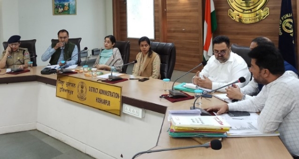 ਲਾਸਾਨੀ ਸ਼ਹਾਦਤ ਨੂੰ ਸਮਰਪਿਤ ਨਗਰ ਕੀਰਤਨ ਦੇ ਸਵਾਗਤ ਦੀਆਂ ਤਿਆਰੀਆਂ ਸਬੰਧੀ ਜ਼ਿਲ੍ਹਾ ਪ੍ਰਬੰਧਕੀ ਕੰਪਲੈਕਸ ਵਿਖੇ ਡਿਪਟੀ ਕਮਿਸ਼ਨਰ ਆਸ਼ਿਕਾ ਜੈਨ ਅਧਿਕਾਰੀਆ ਨਾਲ ਮੀਟਿੰਗ ਦੌਰਾਨ।