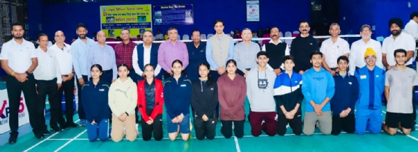 ਜੂਨੀਅਰ ਤੇ ਸੀਨੀਅਰ ਪੰਜਾਬ ਬੈਡਮਿੰਟਨ ਚੈਂਪੀਅਨਸ਼ਿਪ ਦੀ ਸ਼ੁਰੂਆਤ ਅੱਜ ਰਾਇਜ਼ਾਦਾ ਹੰਸਰਾਜ ਬੈਡਮਿੰਟਨ ਸਟੇਡਿਅਮ, ਜਲੰਧਰ ’ਚ ਵੱਡੇ ਜੋਸ਼ ਤੇ ਉਤਸ਼ਾਹ ਨਾਲ ਹੋਈ। ਇਸ ਟੂਰਨਾਮੈਂਟ ’ਚ ਪੰਜਾਬ ਦੇ 23 ਜ਼ਿਲ੍ਹਿਆਂ ਤੋਂ ਵੱਧ ਕੇ 350 ਖਿਡਾਰੀ ਹਿੱਸਾ ਲੈ ਰਹੇ ਹਨ। ਇਸ ਚੈਂਪੀਅਨਸ਼ਿਪ ਦਾ ਉਦਘਾਟਨ ਸ਼੍ਰੀ ਸੰਦੀਪ ਸ਼ਰਮਾ (ਆਈ.ਪੀ.ਐਸ.), ਜੋਇੰਟ ਕਮਿਸ਼ਨਰ ਆਫ਼ ਪੁਲਿਸ, ਜਲੰਧਰ ਨੇ ਕੀਤਾ। ਉਹਨਾਂ ਨੇ ਕਿਹਾ ਕਿ ਖੇਡਾਂ ਨੌਜਵਾਨਾਂ ਦੇ ਵਿਅਕਤੀਗਤ ਵਿਕਾਸ ਤੇ ਚਰਿੱਤਰ ਨਿਰਮਾਣ ’ਚ ਮਹੱਤਵਪੂਰਨ ਭੂਮਿਕਾ ਨਿਭਾਉਂਦੀਆਂ ਹਨ। ਉਹਨਾਂ ਕਿਹਾ, “ਖੇਡਾਂ ਸਰੀਰ ਨੂੰ ਤੰਦਰੁਸਤ ਰੱਖਦੀਆਂ ਹਨ ਤੇ ਮਨ ਨੂੰ ਮਜ਼ਬੂਤ ਬਣਾਉਂਦੀਆਂ ਹਨ। ਇਹ ਅਨੁਸ਼ਾਸਨ, ਟੀਮਵਰਕ ਤੇ ਵਿਸ਼ਵਾਸ ਪੈਦਾ ਕਰਦੀਆਂ ਹਨ ਅਤੇ ਤਣਾਅ ਘਟਾਉਂਦੀਆਂ ਹਨ। ਜਿਹੜੇ ਨੌਜਵਾਨ ਖੇਡਾਂ ਨਾਲ ਜੁੜੇ ਰਹਿੰਦੇ ਨੇ, ਉਹ ਪੜ੍ਹਾਈ ’ਚ ਵੀ ਚੰਗਾ ਪ੍ਰਦਰਸ਼ਨ ਕਰਦੇ ਨੇ।” ਪੰਜਾਬ ਬੈਡਮਿੰਟਨ ਐਸੋਸੀਏਸ਼ਨ (PBA) ਦੇ ਮਾਨਦ ਸਕੱਤਰ ਸ਼੍ਰੀ ਰਿਤਿਨ ਖੰਨਾ ਨੇ ਦੱਸਿਆ ਕਿ ਇਹ ਚਾਰ ਦਿਨਾਂ ਦੀ ਚੈਂਪੀਅਨਸ਼ਿਪ 13 ਨਵੰਬਰ ਨੂੰ ਖਤਮ ਹੋਵੇਗੀ। ਉਹਨਾਂ ਕਿਹਾ ਕਿ ਖਿਡਾਰੀ ਸਿੰਗਲਜ਼, ਡਬਲਜ਼ ਤੇ ਮਿਕਸਡ ਡਬਲਜ਼ ਸ਼੍ਰੇਣੀਆਂ ’ਚ ਖੇਡਣਗੇ। ਜਿੱਤਣ ਵਾਲੇ ਖਿਡਾਰੀ ਇਟਾਨਗਰ ਤੇ ਵਿਜਯਵਾੜਾ ’ਚ ਹੋਣ ਵਾਲੀਆਂ ਨੇਸ਼ਨਲ ਚੈਂਪੀਅਨਸ਼ਿਪਾਂ ’ਚ ਪੰਜਾਬ ਦੀ ਨੁਮਾਇੰਦਗੀ ਕਰਨਗੇ। ਇਨਾਮ ਵੰਡ ਸਮਾਰੋਹ ਵੀਰਵਾਰ ਨੂੰ ਹੋਵੇਗਾ, ਜਿਸ ’ਚ ਡਾ. ਹਿਮਾਂਸ਼ੂ ਅਗਰਵਾਲ (ਆਈ.ਏ.ਐਸ.), ਡਿਪਟੀ ਕਮਿਸ਼ਨਰ, ਜਲੰਧਰ ਵਿਜੇਤਿਆਂ ਨੂੰ ਸਨਮਾਨਿਤ ਕਰਨਗੇ। ਇਸ ਮੌਕੇ ਤੇ ਏਸ਼ੀਅਨ ਬਰਾਂਜ਼ ਮੈਡਲਿਸਟ ਜਗਸ਼ੇਰ ਖੰਗੂਰਾ ਤੇ ਥਾਈਲੈਂਡ ਓਪਨ ਬਰਾਂਜ਼ ਮੈਡਲਿਸਟ ਅਭਿਨਵ ਠਾਕੁਰ ਨੂੰ ਵੀ ਐਸੋਸੀਏਸ਼ਨ ਵੱਲੋਂ ₹21,000 ਨਕਦ ਇਨਾਮ ਦਿੱਤਾ ਜਾਵੇਗਾ। ਡਿਸਟ੍ਰਿਕਟ ਬੈਡਮਿੰਟਨ ਐਸੋਸੀਏਸ਼ਨ, ਜਲੰਧਰ ਵੱਲੋਂ ਖਿਡਾਰੀਆਂ ਤੇ ਕੋਚਾਂ ਲਈ ਪੂਰੇ ਟੂਰਨਾਮੈਂਟ ਦੌਰਾਨ ਭੋਜਨ ਤੇ ਰਿਫਰੈਸ਼ਮੈਂਟ ਦੀ ਖਾਸ ਵਿਵਸਥਾ ਕੀਤੀ ਗਈ ਹੈ।ਸਮਾਰੋਹ ’ਚ ਸ਼੍ਰੀ ਅਨਿਲ ਭੱਟੀ, ਸ਼੍ਰੀ ਜੇ.ਕੇ. ਗੁਪਤਾ, ਸ਼੍ਰੀ ਕੁਸੁਮ ਕੈਪੀ ਤੇ ਸ਼੍ਰੀ ਧੀਰਜ ਸ਼ਰਮਾ ਸਮੇਤ ਕਈ ਪ੍ਰਮੁੱਖ ਹਸਤੀਆਂ ਹਾਜ਼ਰ ਸਨ ਅਤੇ ਸਭ ਨੇ ਖਿਡਾਰੀਆਂ ਨੂੰ ਸ਼ੁਭਕਾਮਨਾਵਾਂ ਦਿੱਤੀਆਂ। ਜੂਨੀਅਰ ਤੇ ਸੀਨੀਅਰ ਪੰਜਾਬ ਬੈਡਮਿੰਟਨ ਚੈਂਪੀਅਨਸ਼ਿਪ ਦੀ ਸ਼ੁਰੂਆਤ ਅੱਜ ਰਾਇਜ਼ਾਦਾ ਹੰਸਰਾਜ ਬੈਡਮਿੰਟਨ ਸਟੇਡਿਅਮ, ਜਲੰਧਰ ’ਚ ਵੱਡੇ ਜੋਸ਼ ਤੇ ਉਤਸ਼ਾਹ ਨਾਲ ਹੋਈ। ਇਸ ਟੂਰਨਾਮੈਂਟ ’ਚ ਪੰਜਾਬ ਦੇ 23 ਜ਼ਿਲ੍ਹਿਆਂ ਤੋਂ ਵੱਧ ਕੇ 350 ਖਿਡਾਰੀ ਹਿੱਸਾ ਲੈ ਰਹੇ ਹਨ। ਇਸ ਚੈਂਪੀਅਨਸ਼ਿਪ ਦਾ ਉਦਘਾਟਨ ਸ਼੍ਰੀ ਸੰਦੀਪ ਸ਼ਰਮਾ (ਆਈ.ਪੀ.ਐਸ.), ਜੋਇੰਟ ਕਮਿਸ਼ਨਰ ਆਫ਼ ਪੁਲਿਸ, ਜਲੰਧਰ ਨੇ ਕੀਤਾ। ਉਹਨਾਂ ਨੇ ਕਿਹਾ ਕਿ ਖੇਡਾਂ ਨੌਜਵਾਨਾਂ ਦੇ ਵਿਅਕਤੀਗਤ ਵਿਕਾਸ ਤੇ ਚਰਿੱਤਰ ਨਿਰਮਾਣ ’ਚ ਮਹੱਤਵਪੂਰਨ ਭੂਮਿਕਾ ਨਿਭਾਉਂਦੀਆਂ ਹਨ। ਉਹਨਾਂ ਕਿਹਾ, “ਖੇਡਾਂ ਸਰੀਰ ਨੂੰ ਤੰਦਰੁਸਤ ਰੱਖਦੀਆਂ ਹਨ ਤੇ ਮਨ ਨੂੰ ਮਜ਼ਬੂਤ ਬਣਾਉਂਦੀਆਂ ਹਨ। ਇਹ ਅਨੁਸ਼ਾਸਨ, ਟੀਮਵਰਕ ਤੇ ਵਿਸ਼ਵਾਸ ਪੈਦਾ ਕਰਦੀਆਂ ਹਨ ਅਤੇ ਤਣਾਅ ਘਟਾਉਂਦੀਆਂ ਹਨ। ਜਿਹੜੇ ਨੌਜਵਾਨ ਖੇਡਾਂ ਨਾਲ ਜੁੜੇ ਰਹਿੰਦੇ ਨੇ, ਉਹ ਪੜ੍ਹਾਈ ’ਚ ਵੀ ਚੰਗਾ ਪ੍ਰਦਰਸ਼ਨ ਕਰਦੇ ਨੇ।” ਪੰਜਾਬ ਬੈਡਮਿੰਟਨ ਐਸੋਸੀਏਸ਼ਨ (PBA) ਦੇ ਮਾਨਦ ਸਕੱਤਰ ਸ਼੍ਰੀ ਰਿਤਿਨ ਖੰਨਾ ਨੇ ਦੱਸਿਆ ਕਿ ਇਹ ਚਾਰ ਦਿਨਾਂ ਦੀ ਚੈਂਪੀਅਨਸ਼ਿਪ 13 ਨਵੰਬਰ ਨੂੰ ਖਤਮ ਹੋਵੇਗੀ। ਉਹਨਾਂ ਕਿਹਾ ਕਿ ਖਿਡਾਰੀ ਸਿੰਗਲਜ਼, ਡਬਲਜ਼ ਤੇ ਮਿਕਸਡ ਡਬਲਜ਼ ਸ਼੍ਰੇਣੀਆਂ ’ਚ ਖੇਡਣਗੇ। ਜਿੱਤਣ ਵਾਲੇ ਖਿਡਾਰੀ ਇਟਾਨਗਰ ਤੇ ਵਿਜਯਵਾੜਾ ’ਚ ਹੋਣ ਵਾਲੀਆਂ ਨੇਸ਼ਨਲ ਚੈਂਪੀਅਨਸ਼ਿਪਾਂ ’ਚ ਪੰਜਾਬ ਦੀ ਨੁਮਾਇੰਦਗੀ ਕਰਨਗੇ। ਇਨਾਮ ਵੰਡ ਸਮਾਰੋਹ ਵੀਰਵਾਰ ਨੂੰ ਹੋਵੇਗਾ, ਜਿਸ ’ਚ ਡਾ. ਹਿਮਾਂਸ਼ੂ ਅਗਰਵਾਲ (ਆਈ.ਏ.ਐਸ.), ਡਿਪਟੀ ਕਮਿਸ਼ਨਰ, ਜਲੰਧਰ ਵਿਜੇਤਿਆਂ ਨੂੰ ਸਨਮਾਨਿਤ ਕਰਨਗੇ। ਇਸ ਮੌਕੇ ਤੇ ਏਸ਼ੀਅਨ ਬਰਾਂਜ਼ ਮੈਡਲਿਸਟ ਜਗਸ਼ੇਰ ਖੰਗੂਰਾ ਤੇ ਥਾਈਲੈਂਡ ਓਪਨ ਬਰਾਂਜ਼ ਮੈਡਲਿਸਟ ਅਭਿਨਵ ਠਾਕੁਰ ਨੂੰ ਵੀ ਐਸੋਸੀਏਸ਼ਨ ਵੱਲੋਂ ₹21,000 ਨਕਦ ਇਨਾਮ ਦਿੱਤਾ ਜਾਵੇਗਾ। ਡਿਸਟ੍ਰਿਕਟ ਬੈਡਮਿੰਟਨ ਐਸੋਸੀਏਸ਼ਨ, ਜਲੰਧਰ ਵੱਲੋਂ ਖਿਡਾਰੀਆਂ ਤੇ ਕੋਚਾਂ ਲਈ ਪੂਰੇ ਟੂਰਨਾਮੈਂਟ ਦੌਰਾਨ ਭੋਜਨ ਤੇ ਰਿਫਰੈਸ਼ਮੈਂਟ ਦੀ ਖਾਸ ਵਿਵਸਥਾ ਕੀਤੀ ਗਈ ਹੈ।ਸਮਾਰੋਹ ’ਚ ਸ਼੍ਰੀ ਅਨਿਲ ਭੱਟੀ, ਸ਼੍ਰੀ ਜੇ.ਕੇ. ਗੁਪਤਾ, ਸ਼੍ਰੀ ਕੁਸੁਮ ਕੈਪੀ ਤੇ ਸ਼੍ਰੀ ਧੀਰਜ ਸ਼ਰਮਾ ਸਮੇਤ ਕਈ ਪ੍ਰਮੁੱਖ ਹਸਤੀਆਂ ਹਾਜ਼ਰ ਸਨ ਅਤੇ ਸਭ ਨੇ ਖਿਡਾਰੀਆਂ ਨੂੰ ਸ਼ੁਭਕਾਮਨਾਵਾਂ ਦਿੱਤੀਆਂ।