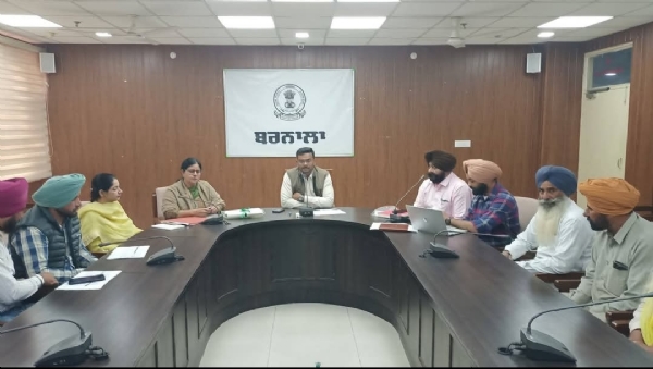 ਡਿਪਟੀ ਕਮਿਸ਼ਨਰ ਟੀ ਬੈਨਿਥ ਦੀ ਅਗਵਾਈ ਹੇਠ ਪਰਾਲੀ ਪ੍ਰਬੰਧਨ ਲਈ ਕਿਸਾਨਾਂ ਨੂੰ ਉਤਸ਼ਾਹਿਤ ਕਰਨ ਦੇ ਮੰਤਵ ਨਾਲ ਸ਼ੁਰੂ ਕੀਤੇ ਗਏ ਲੱਕੀ ਡਰਾਅ (ਪਰਾਲੀ) ਦੇ ਤੀਜੇ ਡਰਾਅ ਦੇ ਜੇਤੂ ਕਿਸਾਨਾਂ ਨੂੰ ਸਰਟੀਫ਼ਿਕੇਟ ਵੰਡੇ ਜਾਣ ਦੌਰਾਨ।