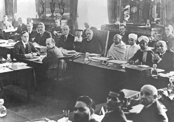 ਰਾਮਸੇ ਮੈਕਡੋਨਲਡ ਦੀ ਅਗਵਾਈ ਹੇਠ ਇਹ ਕਾਨਫਰੰਸ ਭਾਰਤ ਵਿੱਚ ਸੰਵਿਧਾਨਕ ਸੁਧਾਰਾਂ ਬਾਰੇ ਚਰਚਾ ਕਰਨ ਲਈ ਬੁਲਾਈ ਗਈ ਸੀ। ਫੋਟੋ: ਇੰਟਰਨੈੱਟ ਮੀਡੀਆ ਰਾਮਸੇ ਮੈਕਡੋਨਲਡ ਦੀ ਅਗਵਾਈ ਹੇਠ ਇਹ ਕਾਨਫਰੰਸ ਭਾਰਤ ਵਿੱਚ ਸੰਵਿਧਾਨਕ ਸੁਧਾਰਾਂ ਬਾਰੇ ਚਰਚਾ ਕਰਨ ਲਈ ਬੁਲਾਈ ਗਈ ਸੀ। ਫੋਟੋ: ਇੰਟਰਨੈੱਟ ਮੀਡੀਆ