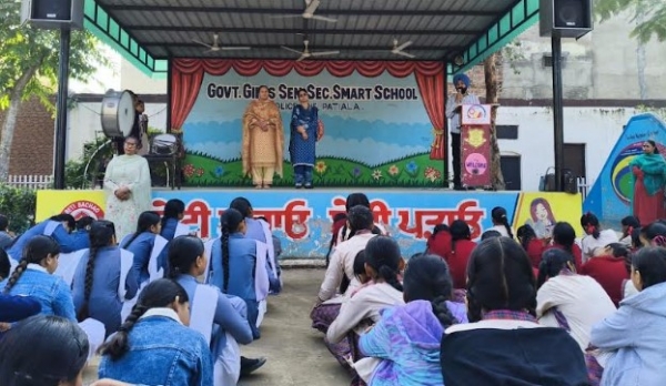 ਸ੍ਰੀ ਗੁਰੂ ਤੇਗ ਬਹਾਦਰ ਸਾਹਿਬ ਦੇ 350 ਸਾਲਾ ਸ਼ਹੀਦੀ ਦਿਹਾੜੇ ਸਬੰਧੀ ਉਲੀਕੇ ਪ੍ਰੋਗਰਾਮਾਂ ਦੇ ਤੀਜੇ ਦਿਨ ਪਟਿਆਲਾ ਦੇ ਸਰਕਾਰੀ ਸਕੂਲਾਂ ਵਿਖੇ ਲੈਕਚਰ ਸੁਣਦੇ ਹੋਏ ਵਿਦਿਆਰਥੀ ਤੇ ਅਧਿਆਪਕ। ਸ੍ਰੀ ਗੁਰੂ ਤੇਗ ਬਹਾਦਰ ਸਾਹਿਬ ਦੇ 350 ਸਾਲਾ ਸ਼ਹੀਦੀ ਦਿਹਾੜੇ ਸਬੰਧੀ ਉਲੀਕੇ ਪ੍ਰੋਗਰਾਮਾਂ ਦੇ ਤੀਜੇ ਦਿਨ ਪਟਿਆਲਾ ਦੇ ਸਰਕਾਰੀ ਸਕੂਲਾਂ ਵਿਖੇ ਲੈਕਚਰ ਸੁਣਦੇ ਹੋਏ ਵਿਦਿਆਰਥੀ ਤੇ ਅਧਿਆਪਕ।