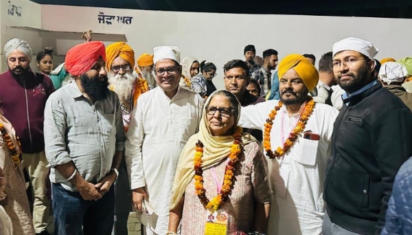 ਮੁੱਖ ਮੰਤਰੀ ਤੀਰਥ ਯਾਤਰਾ ਯੋਜਨਾ ਦੇ ਸ਼ਰਧਾਲੂਆਂ ਦਾ ਪਹਿਲਾ ਬੈਚ ਜੋ ਦਰਸ਼ਨ ਕਰਕੇ ਵਾਪਸ ਪਿੰਡ ਪਰਤਿਆ। ਮੁੱਖ ਮੰਤਰੀ ਤੀਰਥ ਯਾਤਰਾ ਯੋਜਨਾ ਦੇ ਸ਼ਰਧਾਲੂਆਂ ਦਾ ਪਹਿਲਾ ਬੈਚ ਜੋ ਦਰਸ਼ਨ ਕਰਕੇ ਵਾਪਸ ਪਿੰਡ ਪਰਤਿਆ।