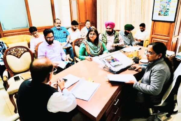 ਮੰਤਰੀ ਡਾ ਬਲਜੀਤ ਕੌਰ ਸਮਾਜਿਕ ਨਿਆਂ ਵਿਭਾਗ ਦੇ ਸੀਨੀਅਰ ਅਧਿਕਾਰੀਆਂ ਨਾਲ ਮੀਟਿੰਗ ਕਰਦਿਆਂ ਐਸ.ਸੀ. ਸਬ ਪਲਾਨ ਅਧੀਨ ਹੋਏ ਕਾਰਜਾਂ ਦਾ ਜਾਇਜ਼ਾ ਲੈਂਦੇ ਹੋਏ। ਮੰਤਰੀ ਡਾ ਬਲਜੀਤ ਕੌਰ ਸਮਾਜਿਕ ਨਿਆਂ ਵਿਭਾਗ ਦੇ ਸੀਨੀਅਰ ਅਧਿਕਾਰੀਆਂ ਨਾਲ ਮੀਟਿੰਗ ਕਰਦਿਆਂ ਐਸ.ਸੀ. ਸਬ ਪਲਾਨ ਅਧੀਨ ਹੋਏ ਕਾਰਜਾਂ ਦਾ ਜਾਇਜ਼ਾ ਲੈਂਦੇ ਹੋਏ।