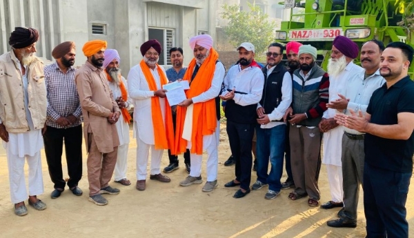 ਹਲਕਾ ਦਿੜ੍ਹਬਾ ਦੇ ਚਾਰ ਪਿੰਡਾਂ ਨੂੰ ਵੱਖ ਵੱਖ ਵਿਕਾਸ ਕਾਰਜਾਂ ਲਈ 1. 58 ਕਰੋੜ ਰੁਪਏ ਦੇ ਵਿਕਾਸ ਚੈੱਕ ਵੰਡਣ ਮੌਕੇ ਹਰਪਾਲ ਸਿੰਘ ਚੀਮਾ।