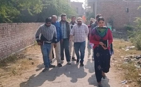 ਫਾਜ਼ਿਲਕਾ ਦੇ ਅਰਬਨ ਏਰੀਏ ਅਤੇ ਰੂਰਲ ਏਰੀਏ ਘਰਾਂ, ਸਕੂਲਾਂ ਅਤੇ ਹੋਰ ਜਨਤਕ ਥਾਵਾਂ ’ਚ ਡੇਂਗੂ ਵਿਰੁੱਧ ਜਾਗਰੂਕਤਾ ਦੇ ਨਾਲ-ਨਾਲ ਚਲਾਈ ਗਤੀਵਿਧੀ ਮੁਹਿੰਮ ਦਾ ਦ੍ਰਿਸ਼। ਫਾਜ਼ਿਲਕਾ ਦੇ ਅਰਬਨ ਏਰੀਏ ਅਤੇ ਰੂਰਲ ਏਰੀਏ ਘਰਾਂ, ਸਕੂਲਾਂ ਅਤੇ ਹੋਰ ਜਨਤਕ ਥਾਵਾਂ ’ਚ ਡੇਂਗੂ ਵਿਰੁੱਧ ਜਾਗਰੂਕਤਾ ਦੇ ਨਾਲ-ਨਾਲ ਚਲਾਈ ਗਤੀਵਿਧੀ ਮੁਹਿੰਮ ਦਾ ਦ੍ਰਿਸ਼।