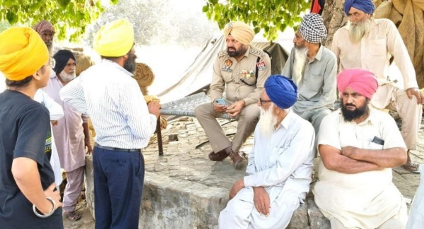 ਨਸ਼ਿਆਂ ਦੇ ਖਾਤਮੇ ਅਤੇ ਪਰਾਲੀ ਦੀ ਰਹਿੰਦ ਖੂੰਹਦ ਨੂੰ ਸਾੜਨ ਤੋਂ ਰੋਕਣ ਸਬੰਧੀ ਸੰਗਰੂਰ ਪੁਲਿਸ ਕਿਸਾਨਾਂ ਨੂੰ ਜਾਗਰੂਕ ਕਰਦੇ ਹੋਏ।