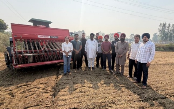 ਲੁਧਿਆਣਾ ਪੱਛਮੀ ਸਬ-ਡਵੀਜ਼ਨ ਦੇ ਪਿੰਡ ਬੜੈਚ ਦੇ ਕਿਸਾਨ ਦਿਲਬਾਗ ਸਿੰਘ ਨਾਲ ਖੇਤੀਬਾੜੀ ਵਿਭਾਗ ਦੀ ਟੀਮ। ਲੁਧਿਆਣਾ ਪੱਛਮੀ ਸਬ-ਡਵੀਜ਼ਨ ਦੇ ਪਿੰਡ ਬੜੈਚ ਦੇ ਕਿਸਾਨ ਦਿਲਬਾਗ ਸਿੰਘ ਨਾਲ ਖੇਤੀਬਾੜੀ ਵਿਭਾਗ ਦੀ ਟੀਮ।