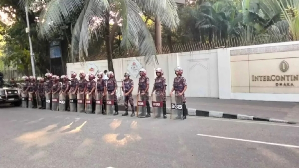 ਬੰਗਲਾਦੇਸ਼ ਦੀ ਰਾਜਧਾਨੀ ਢਾਕਾ ਵਿੱਚ ਬਾਰਡਰ ਗਾਰਡ ਬੰਗਲਾਦੇਸ਼ ਦੇ ਜਵਾਨ ਤਾਇਨਾਤ। ਫੋਟੋ: ਢਾਕਾ ਟ੍ਰਿਬਿਊਨ