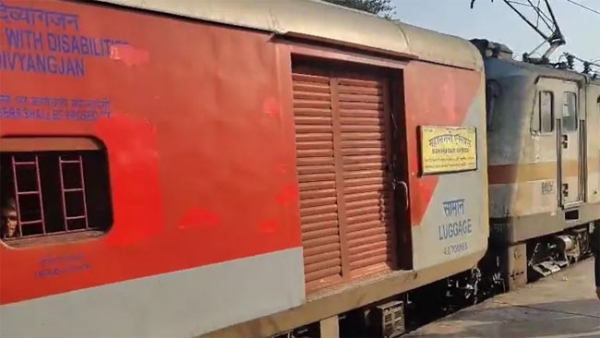 ਫੋਟੋ ਮਹਾਨਗਰੀ ਐਕਸਪ੍ਰੈਸ