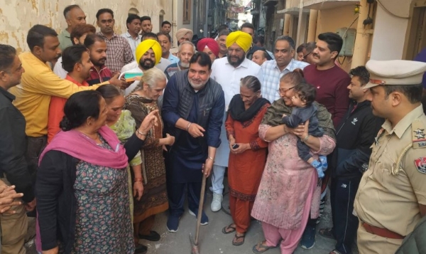 ਵਿਧਾਇਕ ਪਰਾਸ਼ਰ ਮਹਿਮੂਦ ਪੁਰਾ ’ਚ 47.50 ਲੱਖ ਰੁਪਏ ਦੇ ਵਿਕਾਸ ਪ੍ਰੋਜੈਕਟਾਂ ਦਾ ਉਦਘਾਟਨ ਕਰਦੇ ਹੋਏ। ਵਿਧਾਇਕ ਪਰਾਸ਼ਰ ਮਹਿਮੂਦ ਪੁਰਾ ’ਚ 47.50 ਲੱਖ ਰੁਪਏ ਦੇ ਵਿਕਾਸ ਪ੍ਰੋਜੈਕਟਾਂ ਦਾ ਉਦਘਾਟਨ ਕਰਦੇ ਹੋਏ।