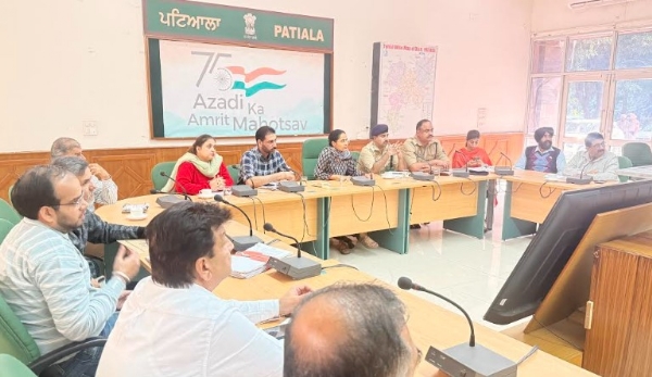 ਡਿਪਟੀ ਕਮਿਸ਼ਨਰ ਡਾ. ਪ੍ਰੀਤੀ ਯਾਦਵ ਪਟਿਆਲਾ ਵਿਖੇ ਸ੍ਰੀ ਗੁਰੂ ਤੇਗ ਬਹਾਦਰ ਸਾਹਿਬ ਦੇ 350 ਸਾਲਾ ਸ਼ਹੀਦੀ ਦਿਹਾੜੇ ਸਬੰਧੀ ਉਲੀਕੇ ਪ੍ਰੋਗਰਾਮਾਂ ਦਾ ਜਾਇਜ਼ਾ ਲੈਣ ਮੀਟਿੰਗ ਕਰਦੇ ਹੋਏ। ਡਿਪਟੀ ਕਮਿਸ਼ਨਰ ਡਾ. ਪ੍ਰੀਤੀ ਯਾਦਵ ਪਟਿਆਲਾ ਵਿਖੇ ਸ੍ਰੀ ਗੁਰੂ ਤੇਗ ਬਹਾਦਰ ਸਾਹਿਬ ਦੇ 350 ਸਾਲਾ ਸ਼ਹੀਦੀ ਦਿਹਾੜੇ ਸਬੰਧੀ ਉਲੀਕੇ ਪ੍ਰੋਗਰਾਮਾਂ ਦਾ ਜਾਇਜ਼ਾ ਲੈਣ ਮੀਟਿੰਗ ਕਰਦੇ ਹੋਏ।