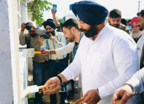 ਹਰਜੋਤ ਸਿੰਘ ਬੈਂਸ ਸਥਾਨਕ ਬੱਸ ਸਟੈਂਡ ਤੋਂ ਪੂਰੇ ਸ਼ਹਿਰ ਨੂੰ ਸਫੇਦ ਰੰਗ ਨਾਲ ਰੰਗਣ ਲਈ ਪੇਂਟ ਬੁਰਸ਼ ਨਾਲ ਮੁਹਿੰਮ ਦੀ ਸ਼ੁਰੂਆਤ ਕਰਦੇ ਹੋਏ। ਹਰਜੋਤ ਸਿੰਘ ਬੈਂਸ ਸਥਾਨਕ ਬੱਸ ਸਟੈਂਡ ਤੋਂ ਪੂਰੇ ਸ਼ਹਿਰ ਨੂੰ ਸਫੇਦ ਰੰਗ ਨਾਲ ਰੰਗਣ ਲਈ ਪੇਂਟ ਬੁਰਸ਼ ਨਾਲ ਮੁਹਿੰਮ ਦੀ ਸ਼ੁਰੂਆਤ ਕਰਦੇ ਹੋਏ।