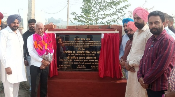 ਪਿੰਡ ਕਾਲੀਆ ਦੇ 2150 ਏਕੜ ਵਾਧੂ ਰਕਬੇ ਨੂੰ ਨਹਿਰੀ ਪਾਣੀ ਦੀ ਸਹੂਲਤ ਦੇਣ ਦੇ ਪ੍ਰਾਜੈਕਟ ਦਾ ਉਦਘਾਟਨ ਕਰਦੇ ਹੋਏ ਮੰਤਰੀ ਬਰਿੰਦਰ ਕੁਮਾਰ ਗੋਇਲ।