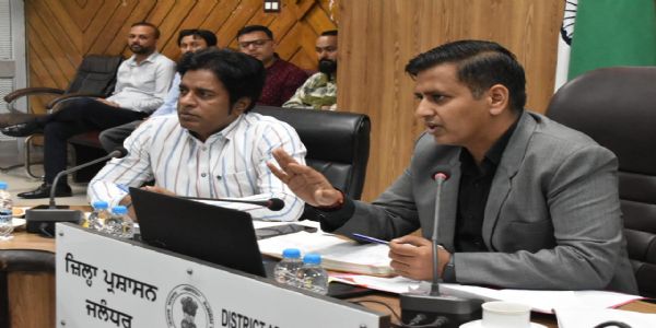 ਡਿਪਟੀ ਕਮਿਸ਼ਨਰ ਵੱਲੋਂ ਜਲੰਧਰ ਦੀਆਂ ਸੜਕਾਂ ਨੂੰ ਬੇਸਹਾਰਾ ਪਸ਼ੂਆਂ ਤੋਂ ਮੁਕਤ ਕਰਨ ਲਈ ਅਧਿਕਾਰੀਆਂ ਨੂੰ ਮਿਸ਼ਨ ਮੋਡ ’ਤੇ ਕੰਮ ਕਰਨ ਦੀ ਹਦਾਇਤ