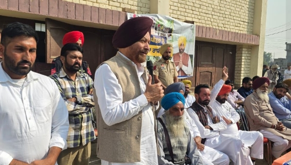 ਵਿਧਾਇਕ ਕਾਕਾ ਬਰਾੜ ਵੱਖ-ਵੱਖ ਪਿੰਡਾਂ ’ਚ ਘਰਾਂ ਦੇ ਨੁਕਸਾਨ ਸਬੰਧੀ ਮੁਆਵਜੇ ਅਧੀਨ 270 ਲਾਭਪਾਤਰੀਆਂ ਨੂੰ ਸੈਕਸ਼ਨ ਲੈਟਰ ਜਾਰੀ ਕਰਨ ਮੌਕੇ।