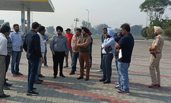 ਸ਼ਹਾਦਤ ਪੂਰਬ ਨੂੰ ਸਮਰਪਿਤ ਸਜਾਏ ਜਾ ਰਹੇ ਨਗਰ ਕੀਰਤਨ ਦੇ ਰੂਟ ਦੀ ਰੇਕੀ ਕਰਨ ਲਈ ਸੈਰ ਸਪਾਟਾ ਅਤੇ ਸੱਭਿਆਚਾਰਕ ਵਿਭਾਗ ਦੀ ਟੀਮ ਬਰਨਾਲਾ ਦਾ ਦੌਰਾ ਕਰਨ ਮੌਕੇ। ਸ਼ਹਾਦਤ ਪੂਰਬ ਨੂੰ ਸਮਰਪਿਤ ਸਜਾਏ ਜਾ ਰਹੇ ਨਗਰ ਕੀਰਤਨ ਦੇ ਰੂਟ ਦੀ ਰੇਕੀ ਕਰਨ ਲਈ ਸੈਰ ਸਪਾਟਾ ਅਤੇ ਸੱਭਿਆਚਾਰਕ ਵਿਭਾਗ ਦੀ ਟੀਮ ਬਰਨਾਲਾ ਦਾ ਦੌਰਾ ਕਰਨ ਮੌਕੇ।