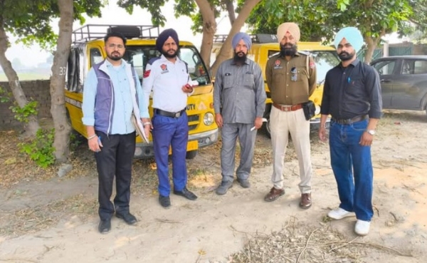 ਸੇਫ਼ ਸਕੂਲ ਵਾਹਨ ਪਾਲਿਸੀ ਤਹਿਤ ਸਕੂਲੀ ਵੈਨਾਂ ਦੀ ਚੈਕਿੰਗ ਕੀਤੇ ਜਾਣ ਦਾ ਦ੍ਰਿਸ਼। ਸੇਫ਼ ਸਕੂਲ ਵਾਹਨ ਪਾਲਿਸੀ ਤਹਿਤ ਸਕੂਲੀ ਵੈਨਾਂ ਦੀ ਚੈਕਿੰਗ ਕੀਤੇ ਜਾਣ ਦਾ ਦ੍ਰਿਸ਼।