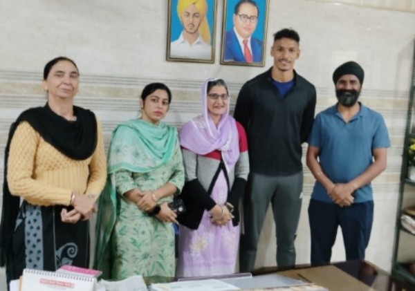 ਜ਼ਿਲ੍ਹਾ ਖੇਡ ਅਫ਼ਸਰ ਖਿਡਾਰੀ ਤੇਜਪ੍ਰਤਾਪ ਸਿੰਘ ਨੂੰ ਸੀਨੀਅਰ ਸਟੇਟ ਗੋਲਡ ਮੈਡਲ ਗਰੇਡ ਪਿਕਸ-3 ’ਚ ਤੀਸਰਾ ਸਥਾਨ ਹਾਸਲ ਕਰਨ `ਤੇ ਮੁਬਾਰਕਬਾਦ ਦਿੰਦੇ ਹੋਏ। ਜ਼ਿਲ੍ਹਾ ਖੇਡ ਅਫ਼ਸਰ ਖਿਡਾਰੀ ਤੇਜਪ੍ਰਤਾਪ ਸਿੰਘ ਨੂੰ ਸੀਨੀਅਰ ਸਟੇਟ ਗੋਲਡ ਮੈਡਲ ਗਰੇਡ ਪਿਕਸ-3 ’ਚ ਤੀਸਰਾ ਸਥਾਨ ਹਾਸਲ ਕਰਨ `ਤੇ ਮੁਬਾਰਕਬਾਦ ਦਿੰਦੇ ਹੋਏ।