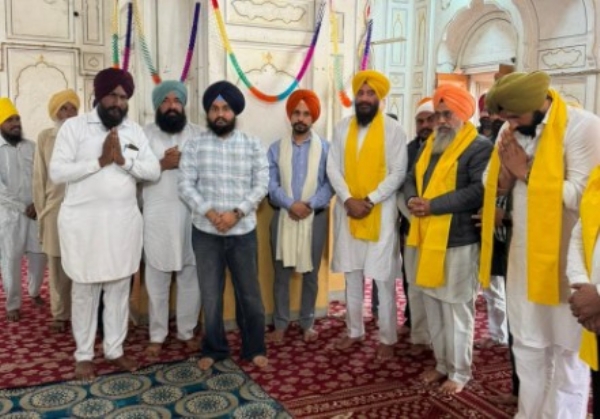 ਪਿੰਡ ਮੂਲੋਵਾਲ ਵਿਖੇ ਵਿਸ਼ੇਸ਼ ਧਾਰਮਿਕ ਸਮਾਗਮ ਮੌਕੇ ਗੁਰੂ ਸਾਹਿਬ ਨੂੰ ਨਤਮਸਤਕ ਹੋਈਆ ਸੰਗਤਾਂ ਦਾ ਦ੍ਰਿਸ਼। ਪਿੰਡ ਮੂਲੋਵਾਲ ਵਿਖੇ ਵਿਸ਼ੇਸ਼ ਧਾਰਮਿਕ ਸਮਾਗਮ ਮੌਕੇ ਗੁਰੂ ਸਾਹਿਬ ਨੂੰ ਨਤਮਸਤਕ ਹੋਈਆ ਸੰਗਤਾਂ ਦਾ ਦ੍ਰਿਸ਼।