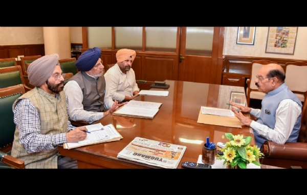 ਮੰਤਰੀ ਮੋਹਿੰਦਰ ਭਗਤ ਰੱਖਿਆ ਸੇਵਾਵਾਂ ਵਿਭਾਗ ਦੇ ਉੱਚ ਅਧਿਕਾਰੀਆਂ ਨਾਲ ਵਿਭਾਗ ਵਿੱਚ ਸਾਬਕਾ ਸੈਨਿਕਾਂ ਅਤੇ ਉਨ੍ਹਾਂ ਦੇ ਪਰਿਵਾਰਾਂ ਦੀ ਭਲਾਈ ਲਈ ਕੀਤੇ ਜਾ ਰਹੇ ਕੰਮਾਂ ਸਬੰਧੀ ਜਾਇਜ਼ਾ ਲੈਂਦੇ ਹੋਏ. ਮੰਤਰੀ ਮੋਹਿੰਦਰ ਭਗਤ ਰੱਖਿਆ ਸੇਵਾਵਾਂ ਵਿਭਾਗ ਦੇ ਉੱਚ ਅਧਿਕਾਰੀਆਂ ਨਾਲ ਵਿਭਾਗ ਵਿੱਚ ਸਾਬਕਾ ਸੈਨਿਕਾਂ ਅਤੇ ਉਨ੍ਹਾਂ ਦੇ ਪਰਿਵਾਰਾਂ ਦੀ ਭਲਾਈ ਲਈ ਕੀਤੇ ਜਾ ਰਹੇ ਕੰਮਾਂ ਸਬੰਧੀ ਜਾਇਜ਼ਾ ਲੈਂਦੇ ਹੋਏ.