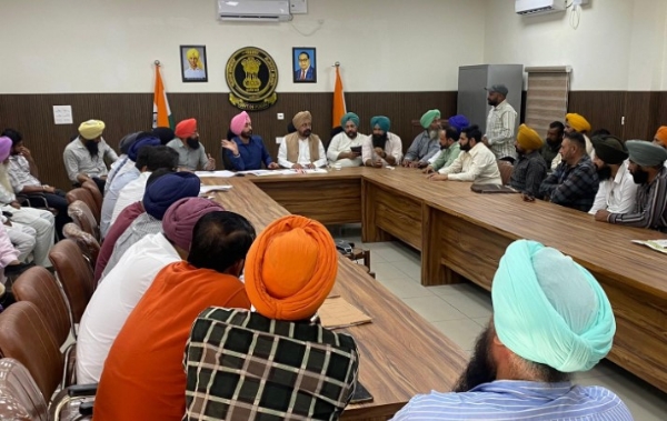 ਚੇਅਰਮੈਨ ਦਲਵੀਰ ਸਿੰਘ ਢਿੱਲੋਂ ਤੇ ਮਾਰਕੀਟ ਕਮੇਟੀ ਧੂਰੀ ਦੇ ਚੇਅਰਮੈਨ ਰਾਜਵੰਤ ਸਿੰਘ ਘੁੱਲੀ ਧੂਰੀ ਹਲਕੇ ਦੇ 59 ਪਿੰਡਾਂ ਵਿੱਚ 61 ਕਰੋੜ ਰੁਪਏ ਨਾਲ ਚੱਲ ਰਹੇ ਤੇ ਹੋਣ ਵਾਲੇ ਵਿਕਾਸ ਕਾਰਜਾਂ ਦੀ ਪ੍ਰਗਤੀ ਦਾ ਜਾਇਜ਼ਾ ਲੈਂਦੇ ਹੋਏ।