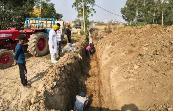 ਨੌਸ਼ਹਿਰਾ ਮੱਝਾ ਸਿੰਘ ਵਿਖੇ ਗੰਦੇ ਪਾਣੀ ਦੀ ਨਿਕਾਸੀ ਲਈ ਚੱਲ ਰਹੇ ਸੀਵਰੇਜ਼ ਦੇ ਕੰਮ ਦਾ ਦ੍ਰਿਸ਼। ਨੌਸ਼ਹਿਰਾ ਮੱਝਾ ਸਿੰਘ ਵਿਖੇ ਗੰਦੇ ਪਾਣੀ ਦੀ ਨਿਕਾਸੀ ਲਈ ਚੱਲ ਰਹੇ ਸੀਵਰੇਜ਼ ਦੇ ਕੰਮ ਦਾ ਦ੍ਰਿਸ਼।