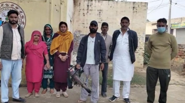 ਸਿਹਤ ਵਿਭਾਗ ਦੀ ਟੀਮ ਪਿੰਡਾਂ ’ਚ ਫੋਗਿੰਗ ਮਸ਼ੀਨਾ ਰਾਹੀਂ ਫੋਗਿੰਗ ਕਰਨ ਦੌਰਾਨ।