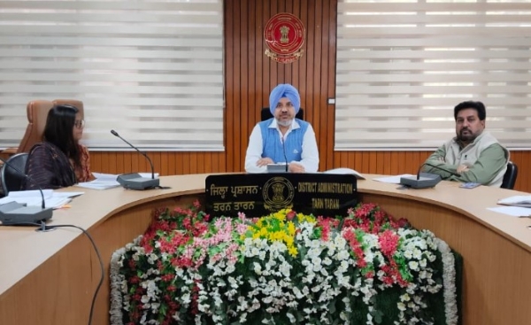 ਸ੍ਰੀ ਗੁਰੂ ਤੇਗ ਬਹਾਦਰ ਸਾਹਿਬ ਜੀ ਦੇ ਸ਼ਹੀਦੀ ਦਿਹਾੜੇ ਨੂੰ ਸਮਰਪਿਤ ਕਰਵਾਏ ਜਾਣ ਵਾਲੇ ਵੱਖ-ਵੱਖ ਸਮਾਗਮਾਂ ਸਬੰਧੀ ਜਾਣਕਾਰੀ ਦਿੰਦੇ ਹੋਏ ਏ. ਡੀ. ਸੀ.। ਸ੍ਰੀ ਗੁਰੂ ਤੇਗ ਬਹਾਦਰ ਸਾਹਿਬ ਜੀ ਦੇ ਸ਼ਹੀਦੀ ਦਿਹਾੜੇ ਨੂੰ ਸਮਰਪਿਤ ਕਰਵਾਏ ਜਾਣ ਵਾਲੇ ਵੱਖ-ਵੱਖ ਸਮਾਗਮਾਂ ਸਬੰਧੀ ਜਾਣਕਾਰੀ ਦਿੰਦੇ ਹੋਏ ਏ. ਡੀ. ਸੀ.।