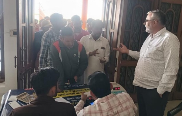 ਖੇਤੀਬਾੜੀ ਵਿਭਾਗ ਅਧਿਕਾਰੀ ਕ੍ਰਿਭਕੋ ਅਬੋਹਰ ਵਿਖੇ ਕਿਸਾਨਾਂ ਨੂੰ ਡੀ.ਏ.ਪੀ. ਦੀ ਵੰਡ ਕਰਵਾਉਣ ਮੌਕੇ।