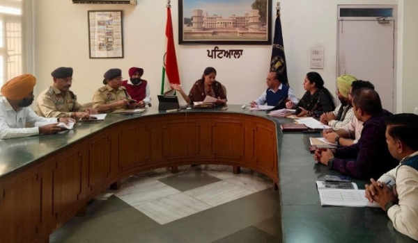 ਡਿਪਟੀ ਕਮਿਸ਼ਨਰ ਡਾ. ਪ੍ਰੀਤੀ ਯਾਦਵ ਜ਼ਿਲ੍ਹਾ ਅਟਾਰਨੀ ਲੀਗਲ ਤੇ ਜ਼ਿਲ੍ਹਾ ਅਟਾਰਨੀ ਪ੍ਰਸ਼ਾਸਨ ਸਮੇਤ ਪੁਲਿਸ ਅਧਿਕਾਰੀਆਂ ਨਾਲ ਬੈਠਕ ਕਰਦੇ ਹੋਏ।