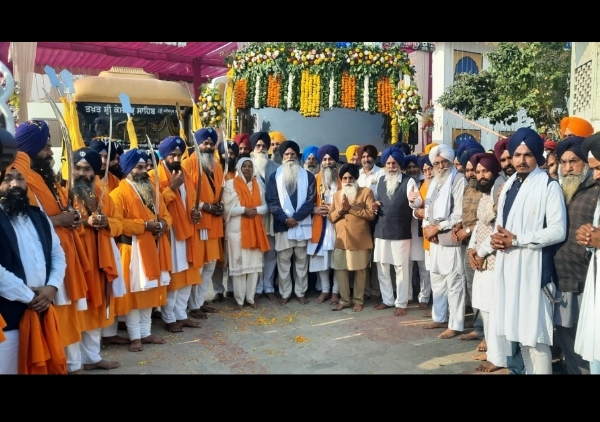 ਸ਼ਹੀਦੀ ਨਗਰ ਕੀਰਤਨ ਗੁਰਦੁਆਰਾ ਥੰਮ੍ਹ ਜੀ ਸਾਹਿਬ ਕਰਤਾਰਪੁਰ ਤੋਂ ਗੁਰਦੁਆਰਾ ਸੁਖਚੈਨਆਣਾ ਸਾਹਿਬ ਫਗਵਾੜਾ ਲਈ ਰਵਾਨਾ ਹੋਣ ਮੌਕੇ। ਸ਼ਹੀਦੀ ਨਗਰ ਕੀਰਤਨ ਗੁਰਦੁਆਰਾ ਥੰਮ੍ਹ ਜੀ ਸਾਹਿਬ ਕਰਤਾਰਪੁਰ ਤੋਂ ਗੁਰਦੁਆਰਾ ਸੁਖਚੈਨਆਣਾ ਸਾਹਿਬ ਫਗਵਾੜਾ ਲਈ ਰਵਾਨਾ ਹੋਣ ਮੌਕੇ।