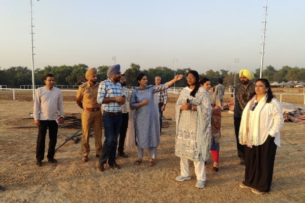 ਵਧੀਕ ਡਿਪਟੀ ਕਮਿਸ਼ਨਰ (ਪੇਂਡੂ ਵਿਕਾਸ) ਅਤੇ ਐਸ ਡੀ ਐਮ ਖਰੜ ਦਿਵਿਆ ਪੀ. ਅਤੇ ਐਸ ਪੀ ਮੁੱਲਾਂਪੁਰ ਧਰਮਵੀਰ ਸਿੰਘ ਦੇ ਨਾਲ ਘੋੜਸਵਾਰੀ ਮੇਲੇ ਬਾਰੇ ਤਿਆਰੀਆਂ ਦਾ ਜਾਇਜਾ ਲੈਂਦੇ ਹੋਏ। ਵਧੀਕ ਡਿਪਟੀ ਕਮਿਸ਼ਨਰ (ਪੇਂਡੂ ਵਿਕਾਸ) ਅਤੇ ਐਸ ਡੀ ਐਮ ਖਰੜ ਦਿਵਿਆ ਪੀ. ਅਤੇ ਐਸ ਪੀ ਮੁੱਲਾਂਪੁਰ ਧਰਮਵੀਰ ਸਿੰਘ ਦੇ ਨਾਲ ਘੋੜਸਵਾਰੀ ਮੇਲੇ ਬਾਰੇ ਤਿਆਰੀਆਂ ਦਾ ਜਾਇਜਾ ਲੈਂਦੇ ਹੋਏ।