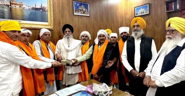 ਹਰਿਆਣਾ ਦੇ ਪਿੰਡ ਬਡੋਕੀ ਦੀ ਸੰਗਤ ਸ਼੍ਰੋਮਣੀ ਕਮੇਟੀ ਨੂੰ ਹੜ੍ਹ ਪੀੜਤ ਫੰਡ ਲਈ 4 ਲੱਖ 61 ਹਜ਼ਾਰ ਰੁਪਏ ਭੇਂਟ ਕਰਦੀ ਹੋਈ। ਹਰਿਆਣਾ ਦੇ ਪਿੰਡ ਬਡੋਕੀ ਦੀ ਸੰਗਤ ਸ਼੍ਰੋਮਣੀ ਕਮੇਟੀ ਨੂੰ ਹੜ੍ਹ ਪੀੜਤ ਫੰਡ ਲਈ 4 ਲੱਖ 61 ਹਜ਼ਾਰ ਰੁਪਏ ਭੇਂਟ ਕਰਦੀ ਹੋਈ।