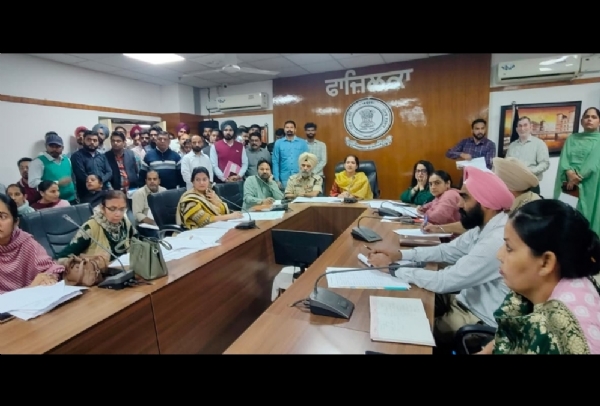 ਡਿਪਟੀ ਕਮਿਸ਼ਨਰ ਤੇ ਐਸ.ਐਸ.ਪੀ. ਕਲੱਸਟਰ ਤੇ ਨੋਡਲ ਅਫ਼ਸਰਾਂ ਨੂੰ ਸਵੇਰ ਤੋਂ ਸ਼ਾਮ ਤੱਕ ਫੀਲਡ ’ਚ ਡਟੇ ਰਹਿਣ ਦੇ ਨਿਰਦੇਸ਼ ਜਾਰੀ ਕਰਨ ਮੌਕੇ। ਡਿਪਟੀ ਕਮਿਸ਼ਨਰ ਤੇ ਐਸ.ਐਸ.ਪੀ. ਕਲੱਸਟਰ ਤੇ ਨੋਡਲ ਅਫ਼ਸਰਾਂ ਨੂੰ ਸਵੇਰ ਤੋਂ ਸ਼ਾਮ ਤੱਕ ਫੀਲਡ ’ਚ ਡਟੇ ਰਹਿਣ ਦੇ ਨਿਰਦੇਸ਼ ਜਾਰੀ ਕਰਨ ਮੌਕੇ।