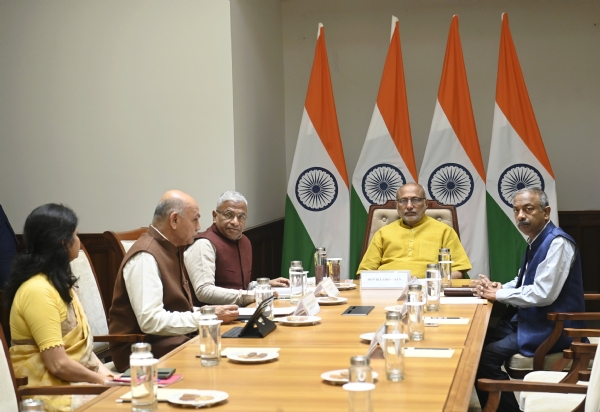 ਰਾਜ ਸਭਾ ਦੇ ਚੇਅਰਮੈਨ ਸੀਪੀ ਰਾਧਾਕ੍ਰਿਸ਼ਨਨ, ਡਿਪਟੀ ਚੇਅਰਮੈਨ ਹਰਿਵੰਸ਼ ਅਤੇ ਹੋਰ ਸੀਨੀਅਰ ਅਧਿਕਾਰੀ ਮੀਟਿੰਗ ਵਿੱਚ ਵਿਚਾਰ-ਵਟਾਂਦਰਾ ਕਰਦੇ ਹੋਏ ਰਾਜ ਸਭਾ ਦੇ ਚੇਅਰਮੈਨ ਸੀਪੀ ਰਾਧਾਕ੍ਰਿਸ਼ਨਨ, ਡਿਪਟੀ ਚੇਅਰਮੈਨ ਹਰਿਵੰਸ਼ ਅਤੇ ਹੋਰ ਸੀਨੀਅਰ ਅਧਿਕਾਰੀ ਮੀਟਿੰਗ ਵਿੱਚ ਵਿਚਾਰ-ਵਟਾਂਦਰਾ ਕਰਦੇ ਹੋਏ