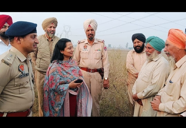 ਡਿਪਟੀ ਕਮਿਸ਼ਨਰ 20 ਸਾਲਾਂ ਤੋਂ ਪਰਾਲੀ ਨੂੰ ਅੱਗ ਨਾ ਲਗਾਉਣ ਵਾਲੇ ਕਿਸਾਨ ਨਾਲ ਗੱਲਬਾਤ ਕਰਦੇ ਹੋਏ।