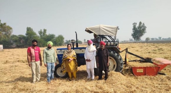 ਮੁੱਖ ਖੇਤੀਬਾੜੀ ਅਫਸਰ ਫਾਜ਼ਿਲਕਾ ਦੇ ਅਧਿਕਾਰੀ ਜ਼ਿਲ੍ਹੇ ਦੇ ਵੱਖ-ਵੱਖ ਪਿੰਡਾਂ ਦੇ ਕਿਸਾਨਾਂ ਨੂੰ ਪਰਾਲੀ ਨੂੰ ਅੱਗ ਨਾ ਲਗਾਉਣ ਬਾਰੇ ਜਾਗਰੂਕ ਕਰਨ ਮੌਕੇ। ਮੁੱਖ ਖੇਤੀਬਾੜੀ ਅਫਸਰ ਫਾਜ਼ਿਲਕਾ ਦੇ ਅਧਿਕਾਰੀ ਜ਼ਿਲ੍ਹੇ ਦੇ ਵੱਖ-ਵੱਖ ਪਿੰਡਾਂ ਦੇ ਕਿਸਾਨਾਂ ਨੂੰ ਪਰਾਲੀ ਨੂੰ ਅੱਗ ਨਾ ਲਗਾਉਣ ਬਾਰੇ ਜਾਗਰੂਕ ਕਰਨ ਮੌਕੇ।