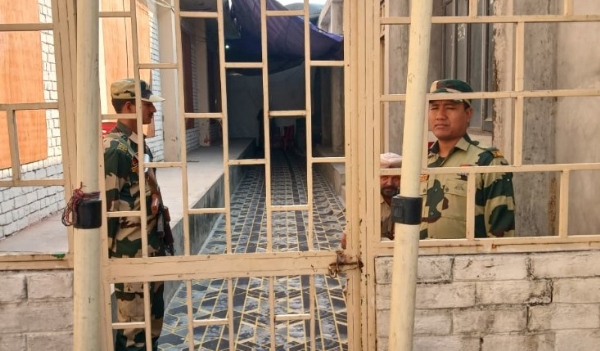 ਤਰਨ ਤਾਰਨ ਉਪ ਚੋਣ ਦੀਆਂ ਵੋਟਾਂ ਦੀ ਗਿਣਤੀ ਲਈ ਬਣਾਏ ਕਾਉਟਿੰਗ ਸੈਂਟਰ ਬਾਹਰ ਤਾਇਨਾਤ ਸੁਰੱਖਿਆ ਕਰਮੀ।